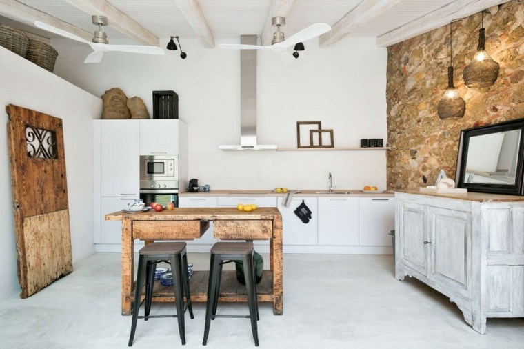 interjero dizainas atviros erdvės valgomasis medinis stalas virtuvės baras