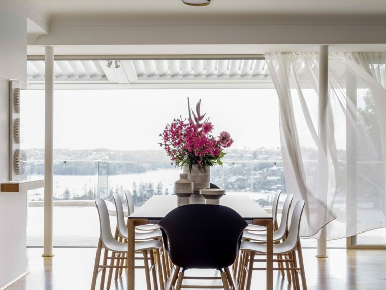 modernaus interjero valgomojo stalo valgomojo dekoro gėlės kėdės