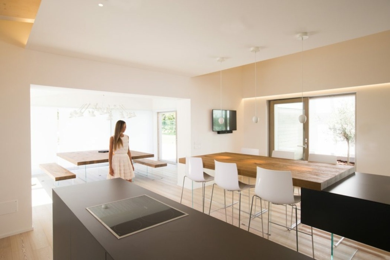 interjero dizainas namas atvira erdvė virtuvė baras valgomasis stalas medis