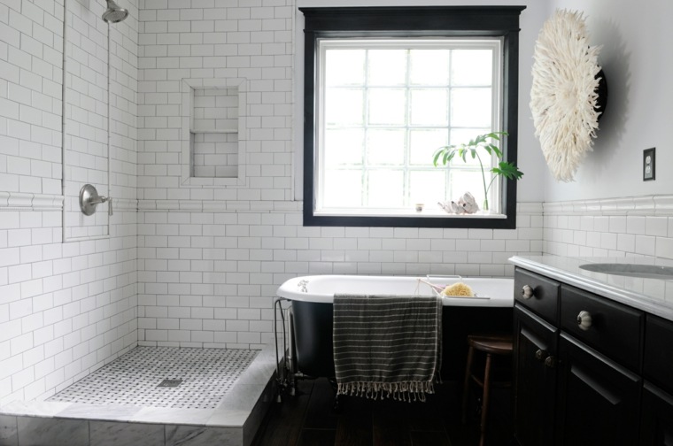 juodos baltos vonios plytelės idėja dušo kabina juoda balta vonia