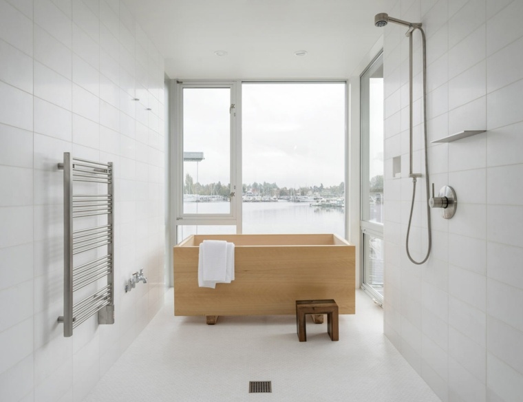 idea di design del bagno vasca da bagno in legno cabina doccia piastrelle bianche