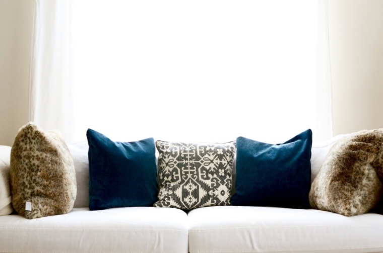 kauč deko jastuci ideja bijela sofa moderni interijer dnevnog boravka