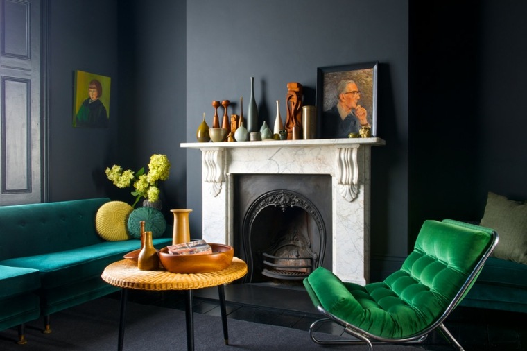 Kukuruzno plava unutrašnjost dnevnog boravka zelena fotelja stolić za kavu deko vaze