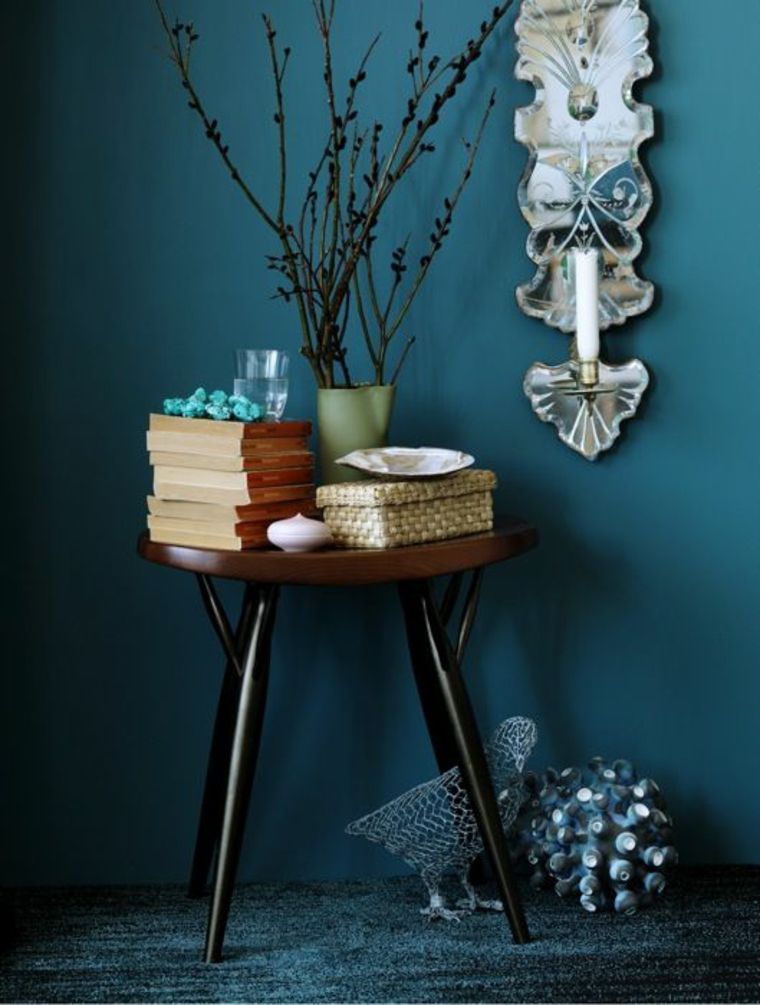 ideja za zidnu dekoraciju plave dnevne sobe drveni stol originalni zidni ukras