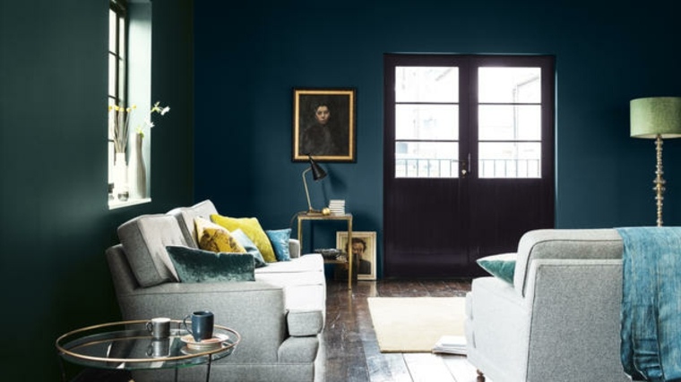 pittura murale soggiorno blu petrolio idea divano blu scuro grigio chiaro