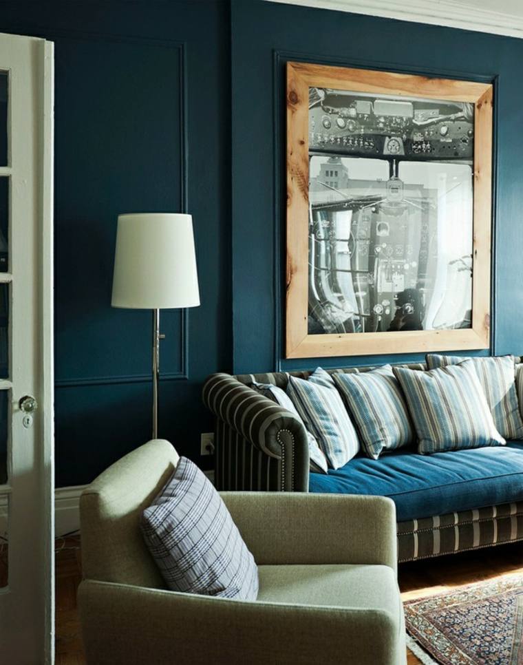 Blu parete soggiorno idea arredamento bianco lampada da terra cuscini poltrona