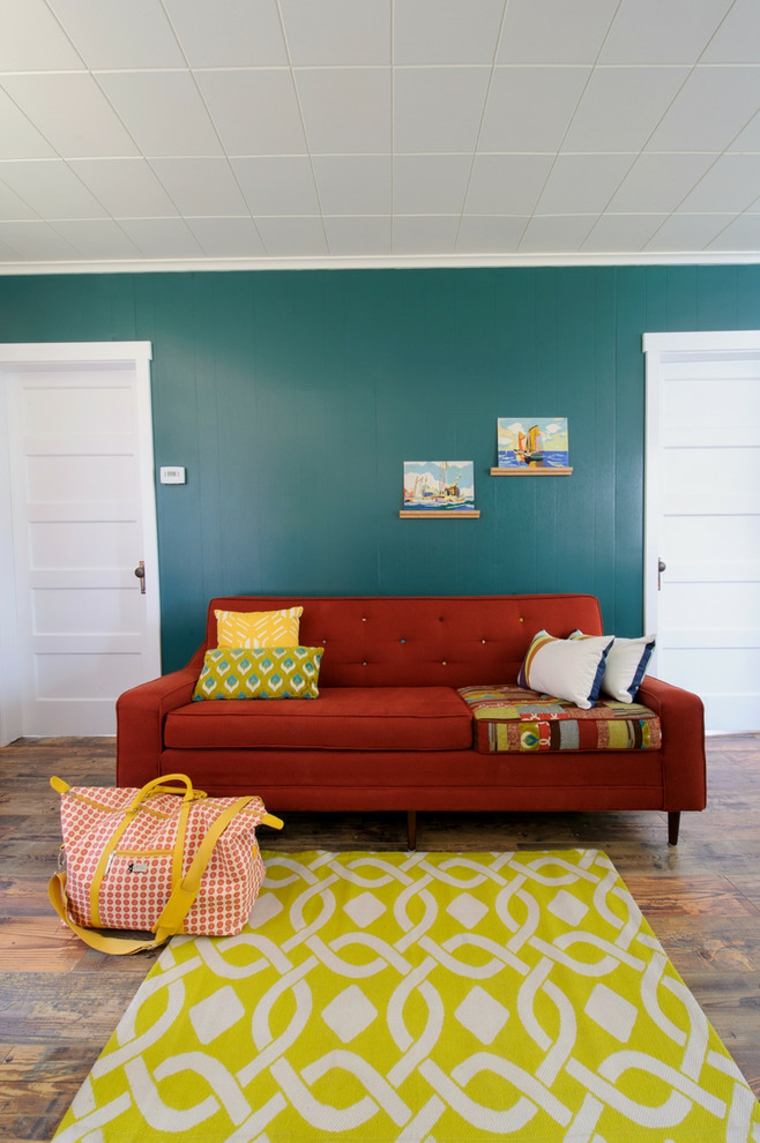 ideja interijera dnevne sobe slikanje plava zidna sofa dizajn žuta ideja za podnu prostirku