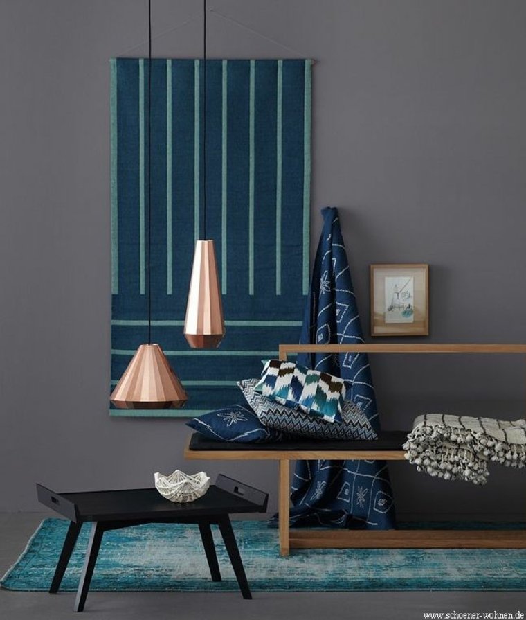 dizajn interijera plavi dnevni boravak bakreni privjesak svjetlosni dizajn crni stolić