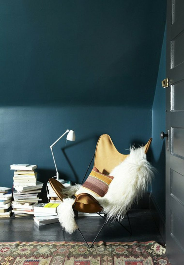 idee parete vernice blu poltrona deco idee tappetino lampada bianca