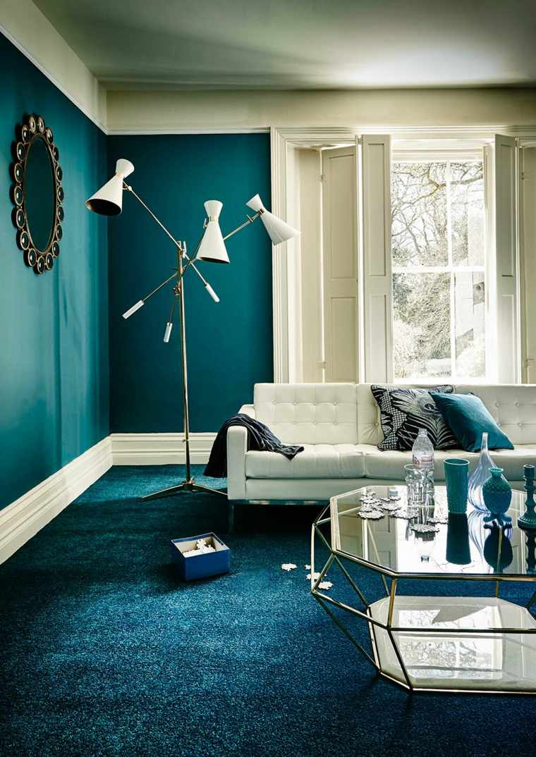 benzinsko plava dnevna soba ideja interijera tirkizno bijeli jastuci za kauč
