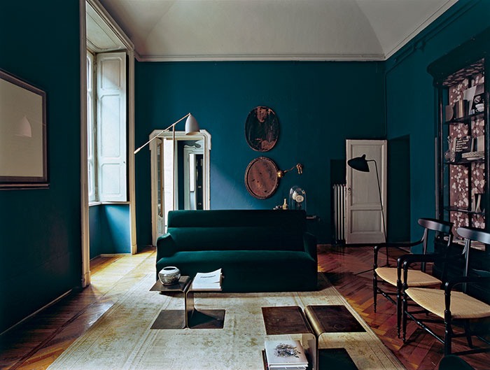 Soggiorno interno moderno divano tappetino deco parete