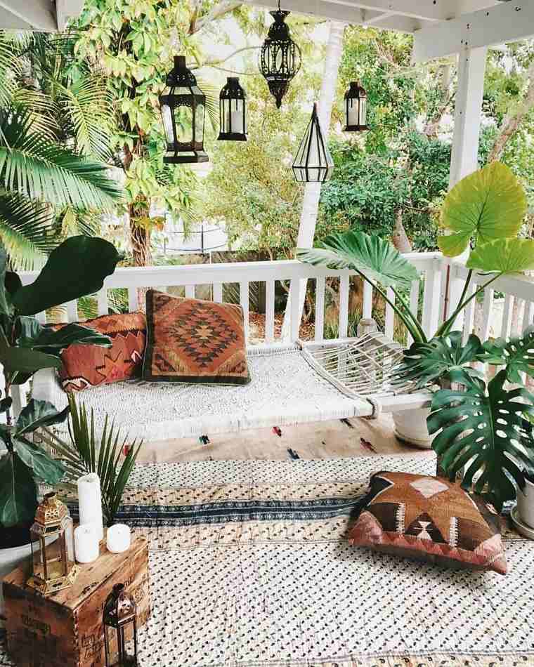 szabadtéri asztal terasz tér elrendezés ötlet kerti bútorok