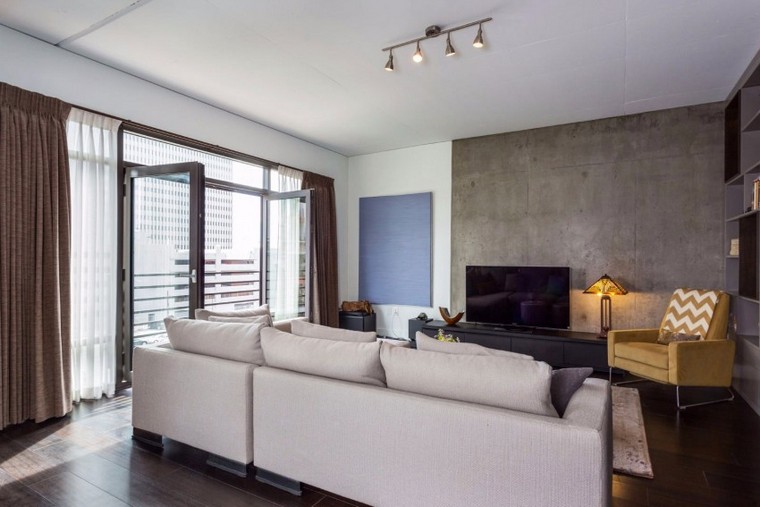 interior design moderno appartamento idea cuscini per divani bianchi poltrona gialla