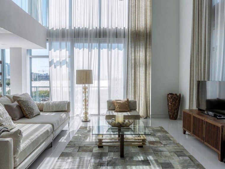 interni soggiorno design divano cuscini idea tavolino vetro