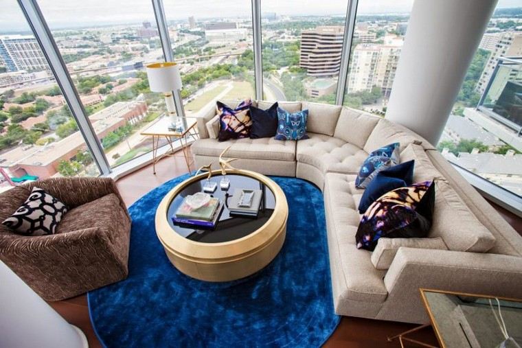 idea di design d'interni moderno tappetino rotondo tavolino da caffè cuscini del divano beige