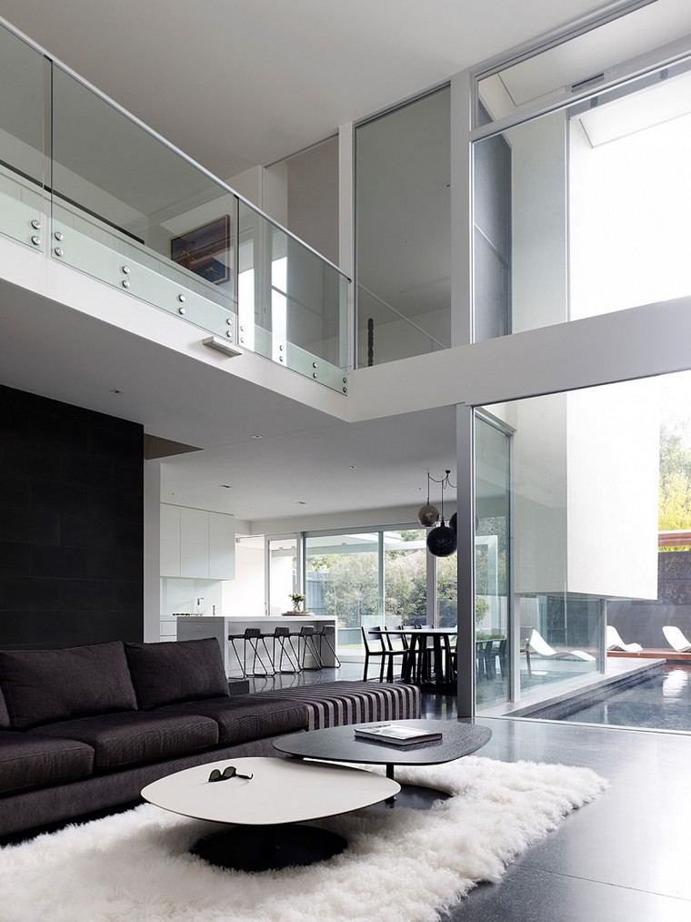 interno moderno soggiorno tappeto pavimento bianco tavolino divano grigio idea