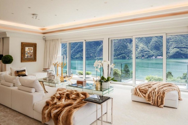 design moderno soggiorno divano bianco deco idea tavolino decorazione in vetro fiori
