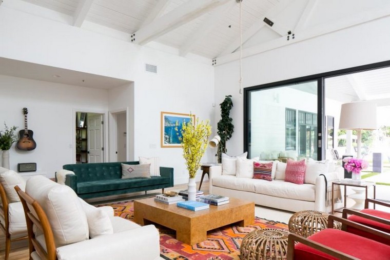colore soggiorno divano decorazione idea parete fiori spazio tappeto pavimento pouf