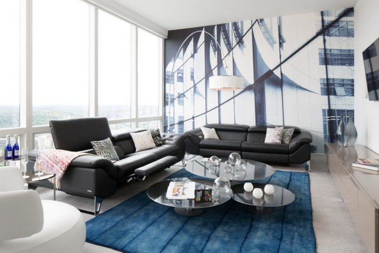 小さな部屋のデザインのアイデアリビングルーム飾る黒いソファ青いフロアマットコーヒーテーブル