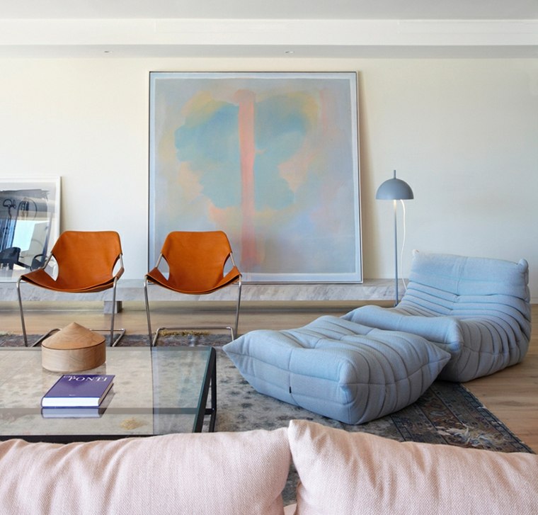 „Zen“ svetainės dekoro idėjos - mėlyni ir oranžiniai baldai
