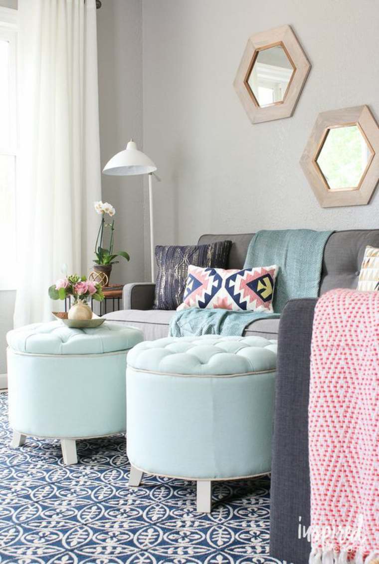 decorazione soggiorno divano cuscini parete idea blu pouf blu moquette pavimento