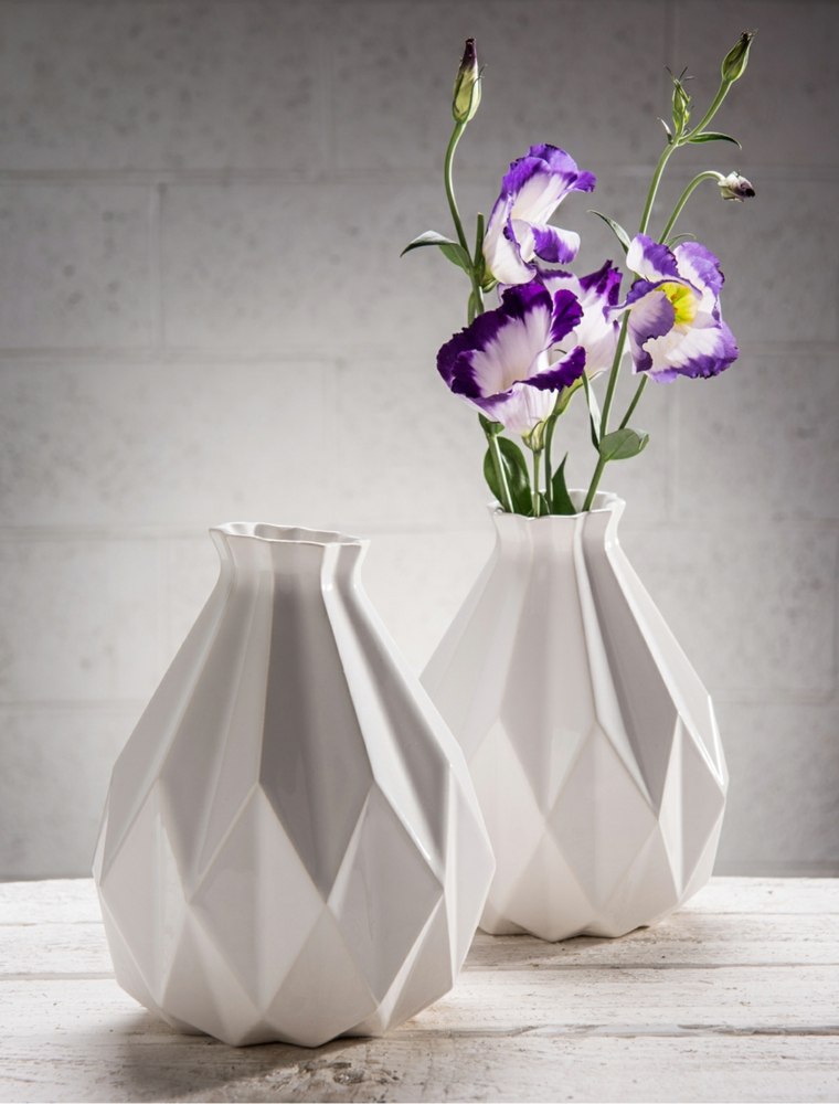 Ideja za vazu u bijelom dizajnu za dnevnu sobu cvijeće