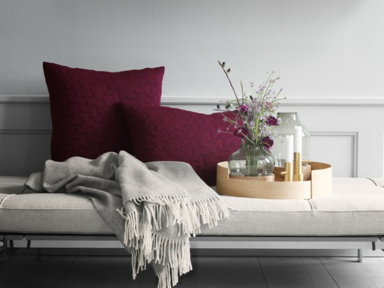 ukrasi dnevni boravak dizajn svijećnjak drveni pladanj cvijeće kauč jastuci
