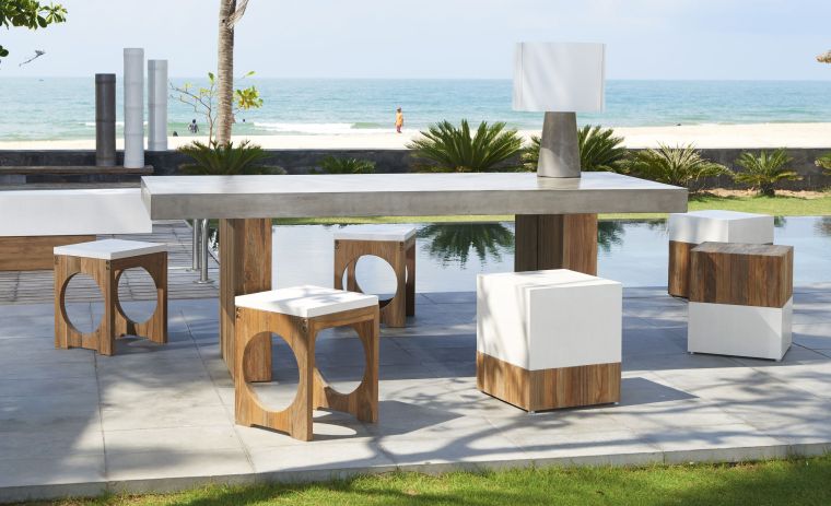 soggiorno-giardino-teak-mobili-esotici-legno-sgabelli-cemento-saveri