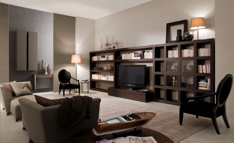 design moderno soggiorno poltrona beige lampada da terra libreria in legno pavimento in moquette