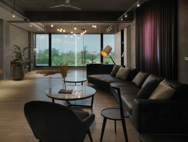 soggiorno moderno design divano poltrona cuscini parquet legno
