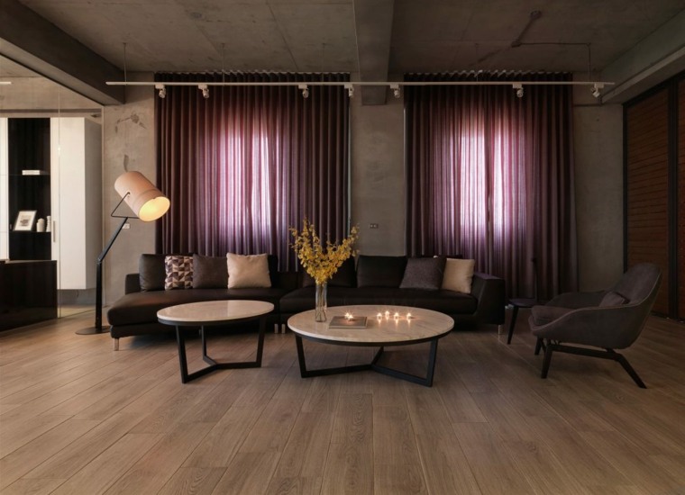 モダンなリビングルームのデザインコーヒーテーブルの花はランプカーテンのアイデアを飾る