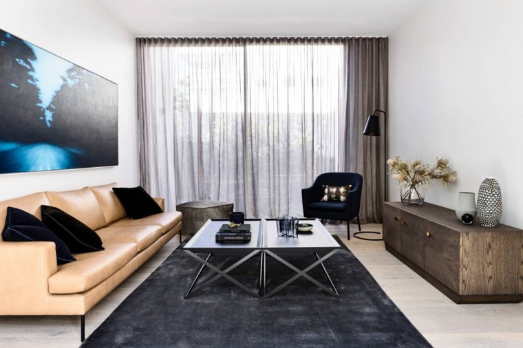 Soggiorno interni design moderno divano cuscini tavolino