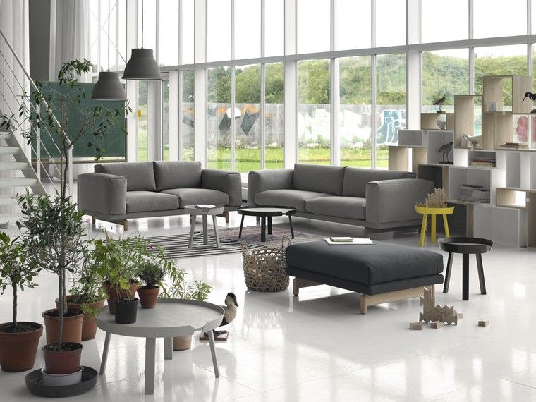 Soggiorno nordico stile scandinavo divano grigio pouf idea tavolino in metallo