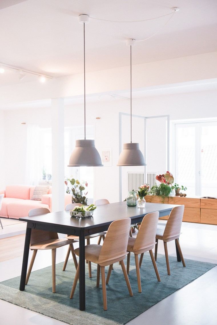 arredamento scandinavo soggiorno appeso luce tavolo in legno sedie moquette pavimento appeso idea luce
