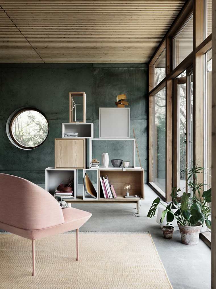 interni scandinavi rosa poltrona libreria legno design parete idea deco pianta