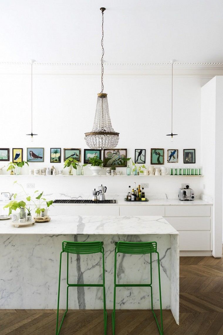 cucina moderna design illuminazione sgabelli a sospensione isola marmo