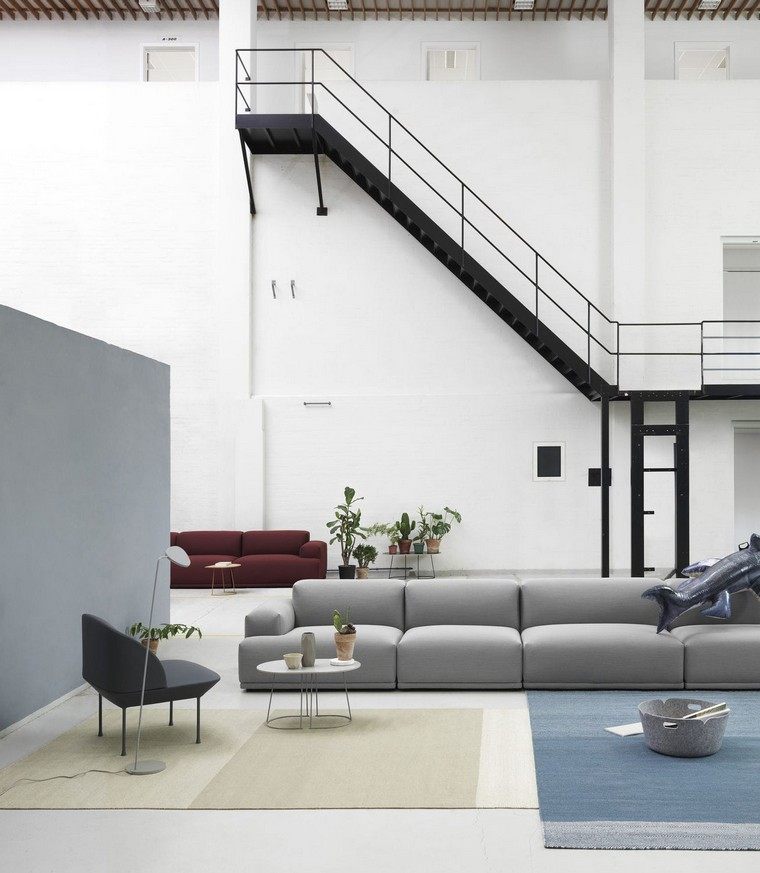 divano interior design scala divano grigio tappeto pavimento blu poltrona idee