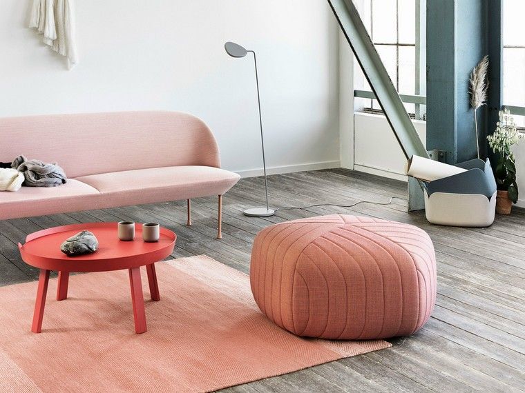 Soggiorno scandinavo design rosa pouf muuto divano tavolo rotondo tappeto rosa
