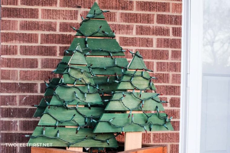 diy-christmas-deco-exterior-wood-panel-idea