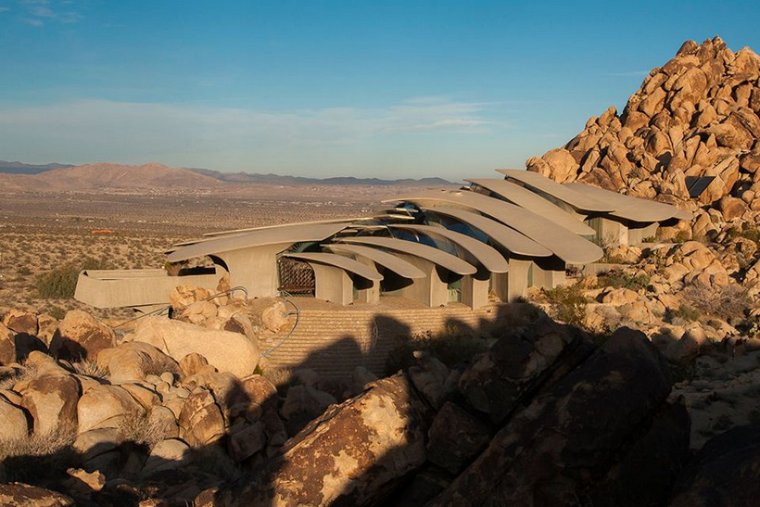 modern szobor ház-sivatag-kellogg-elemek-tető-fedvények