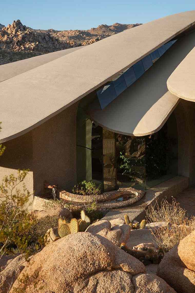 modern-szobor-ház-sivatag-kellogg-elem-tető