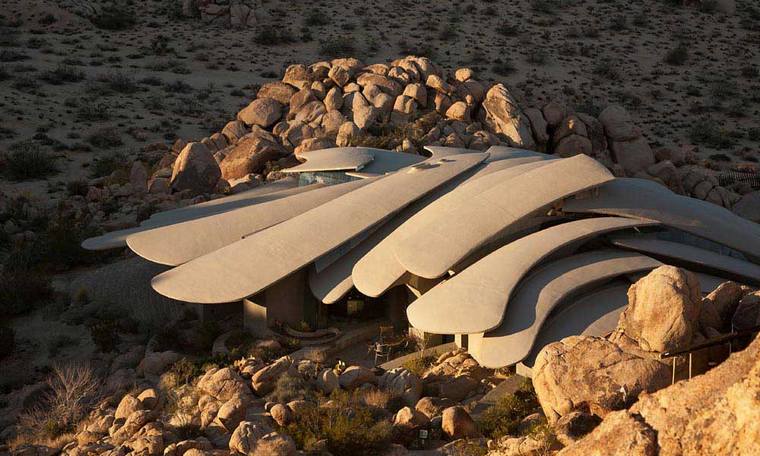 modern szobrászat ház-sivatag-kellogg-view-high-far