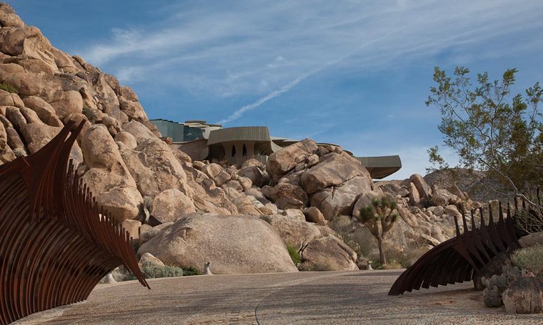 casa-scultura-moderna-deserto-kellogg-recinto-aperto