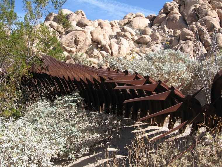 casa-scultura-moderna-deserto-kellogg-recinto-fer-herisse