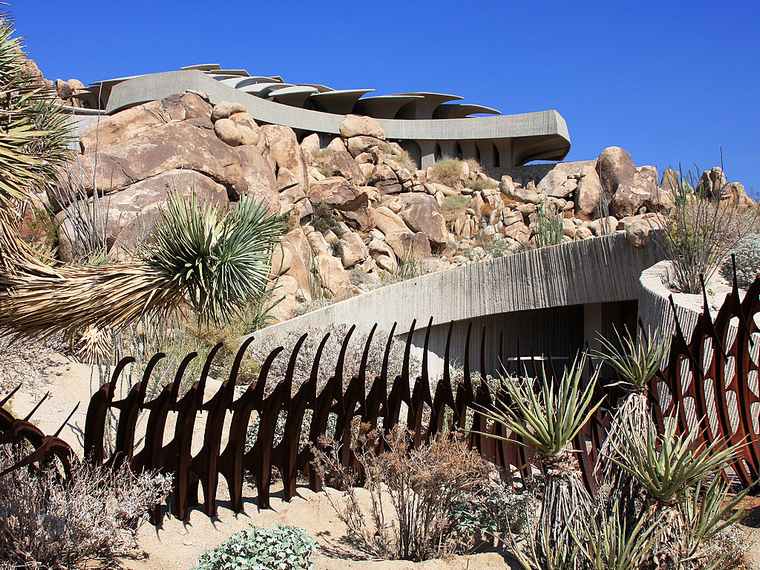 casa-scultura-moderna-deserto-kellogg-cloture-vurgin