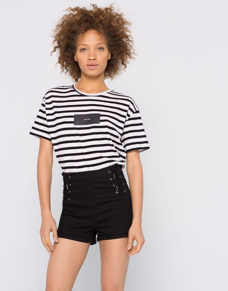 fekete-rövidnadrág-nő-csíkos-póló
