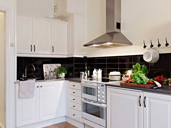 Siyah fayanslı modern beyaz mutfak