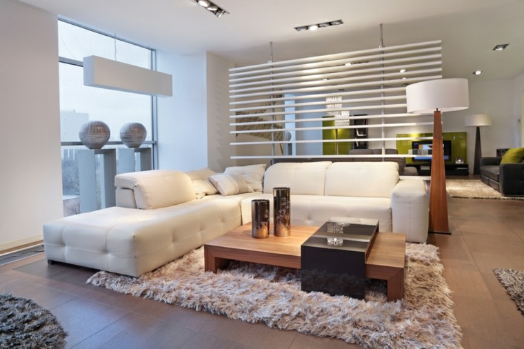 színes nappali fehér belső modern design