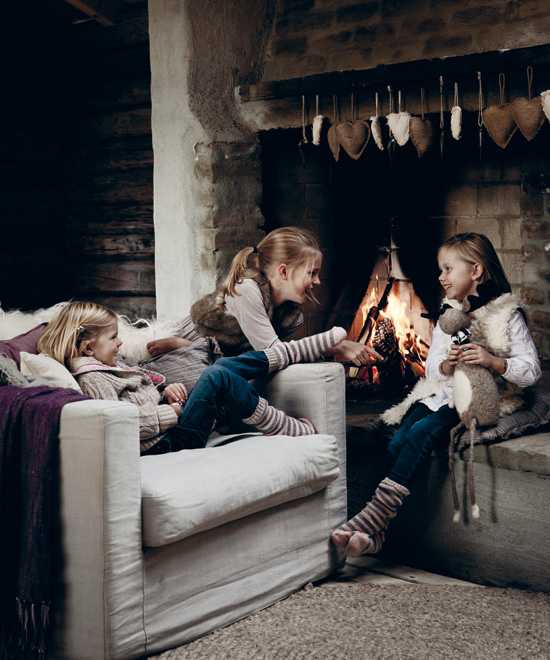 los niños juegan junto a la chimenea