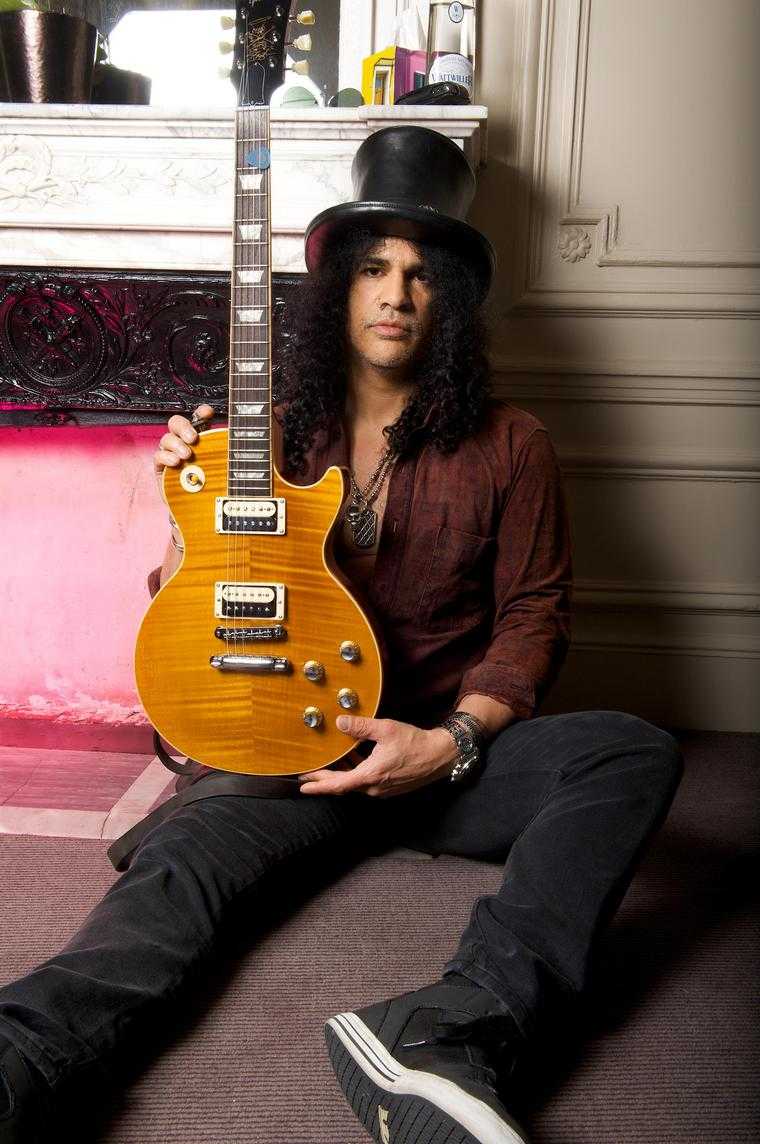 slash seduto con la sua chitarra